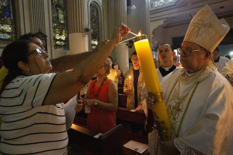 Vigília Pascal reúne fiéis na Catedral do Santíssimo Salvador