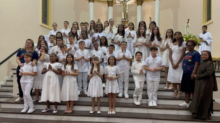 Crianças e adolescentes recebem a primeira comunhão na Paróquia São José do Avahy