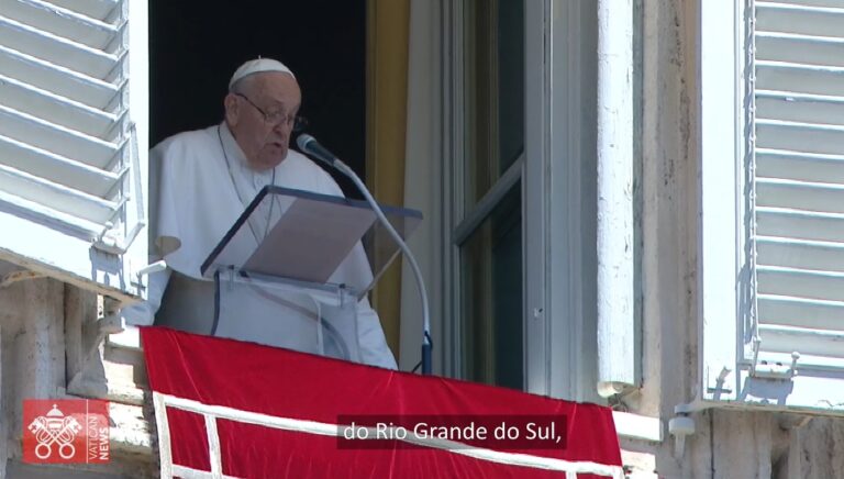 “Quero assegurar a minha oração no Brasil, atingidas por grandes inundações”, declara o Papa Francisco