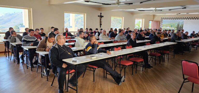 Sacerdotes da Diocese de Campos participam do 2º dia do Retiro Espiritual