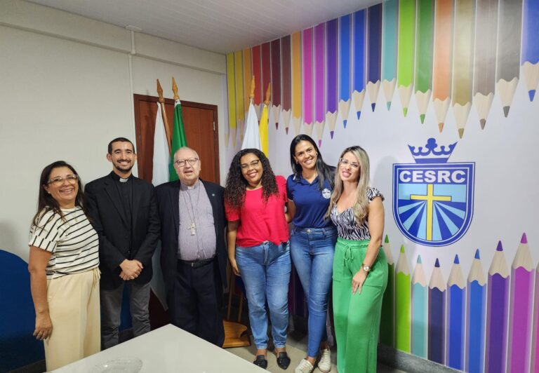 Bispo de Campos visita Centro Educacional Santa Rita de Cássia