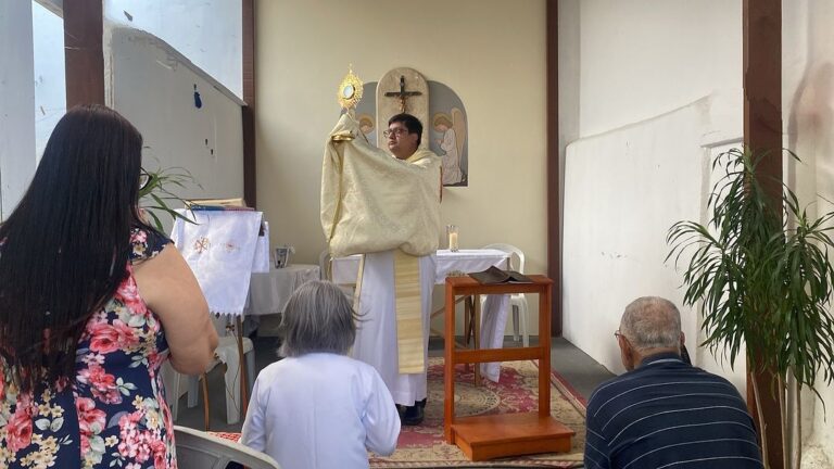 Vigário-geral da Diocese de Campos celebra Missa com membros da Missão Bom Samaritano