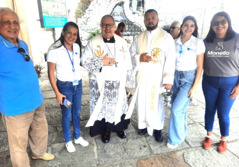 Bispo de Campos abençoa os animais no dia de São Francisco