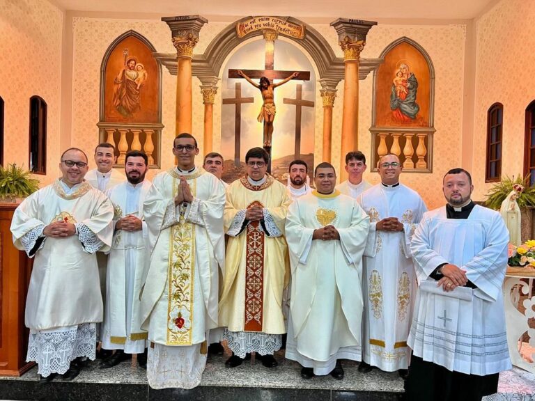 Vigário-geral empossa novo pároco da Paróquia São José de Cardoso Moreira