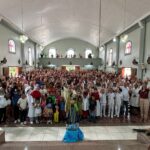 Fiéis participam da Missa da Primeira Comunhão de crianças e um adulto em Retiro do Muriaé