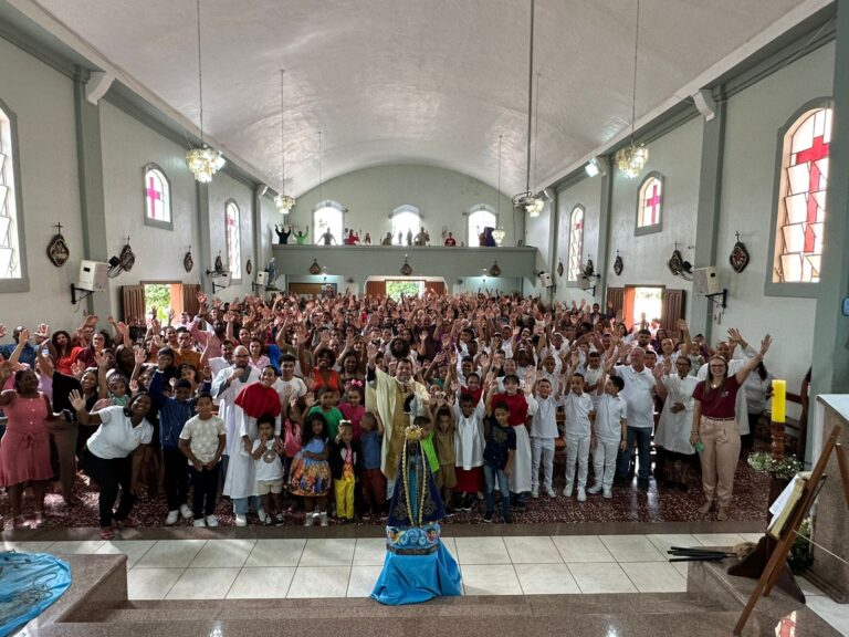 Fiéis participam da Missa da Primeira Comunhão de crianças e um adulto em Retiro do Muriaé