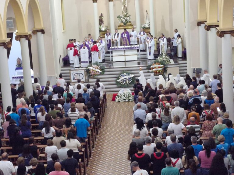 Fiéis dos municípios do noroeste prestam última homenagem a Dom Roberto Guimarães