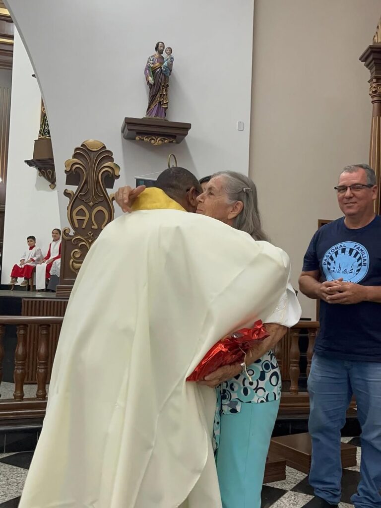 Santuário da Divina Misericórdia de Itaperuna homenageia mães durante Santa Missa