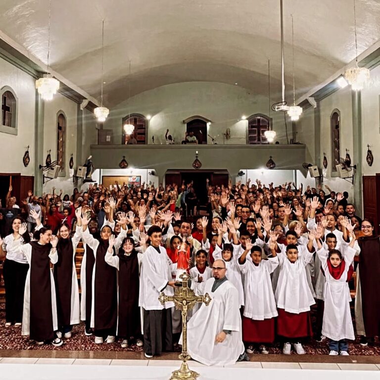 Fiéis de Retiro do Muriaé participam da Missa de investidura de cororinhas e cerimoniários