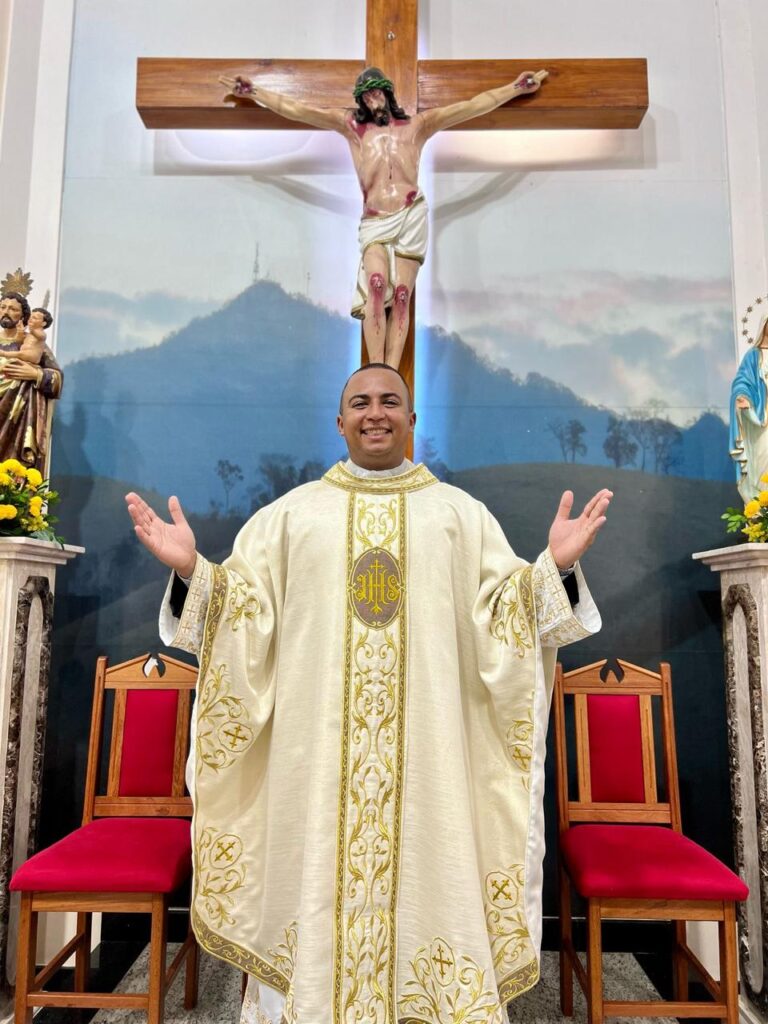 Pe. Deivison da Silva Gomes