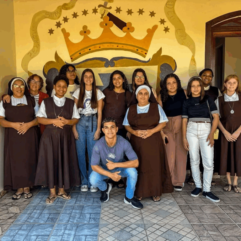 Jovens da Pastoral Vocacional visitam convento das Irmãs Carmelitas de SFI