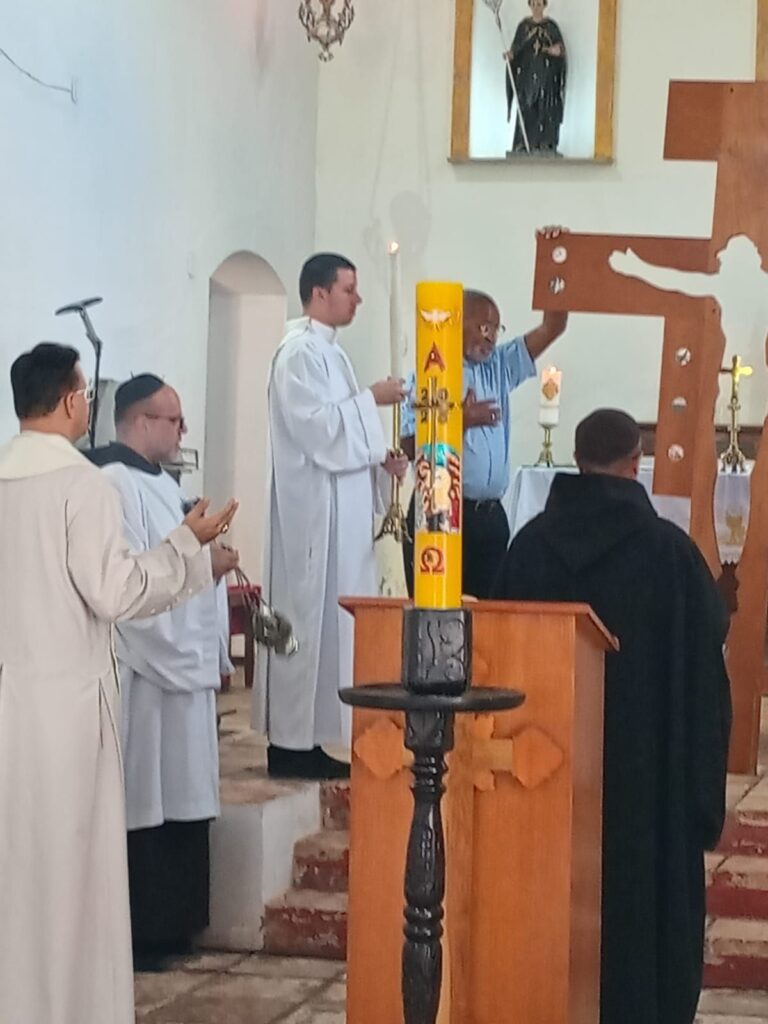 Cruz Peregrina do Jubileu da Esperança visitou Mosteiro de São Bento