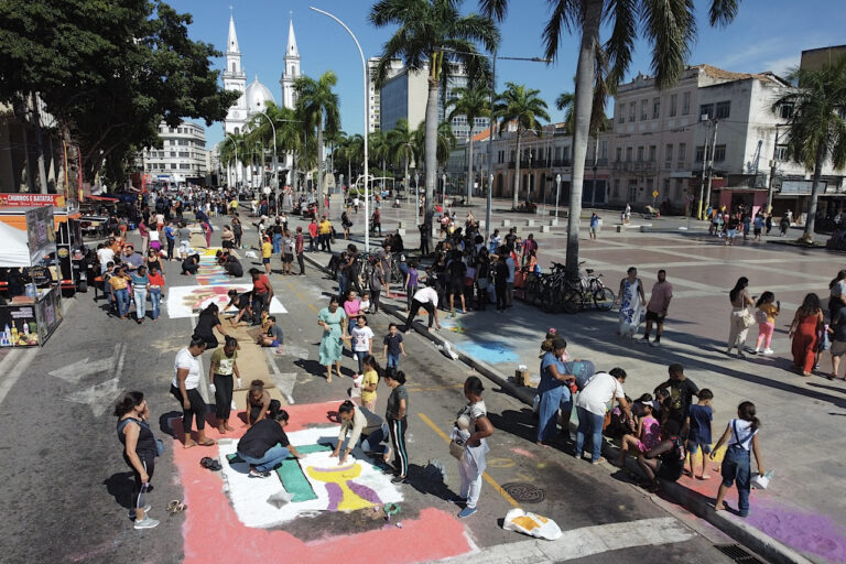 Tapetes de Corpus Christi são confeccionamos nas ruas do Centro de Campos