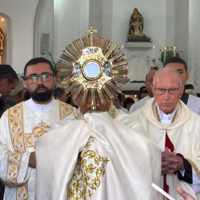 Paróquia Santo Antônio confecciona tapetes de Corpus Christi com participação da comunidade em Raposo