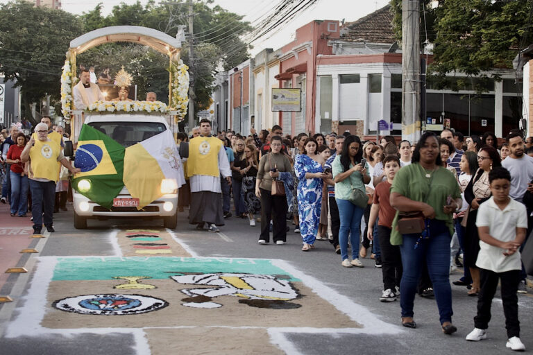 Corpus Christi: Multidão acompanha tradicional procissão pelas ruas do Centro