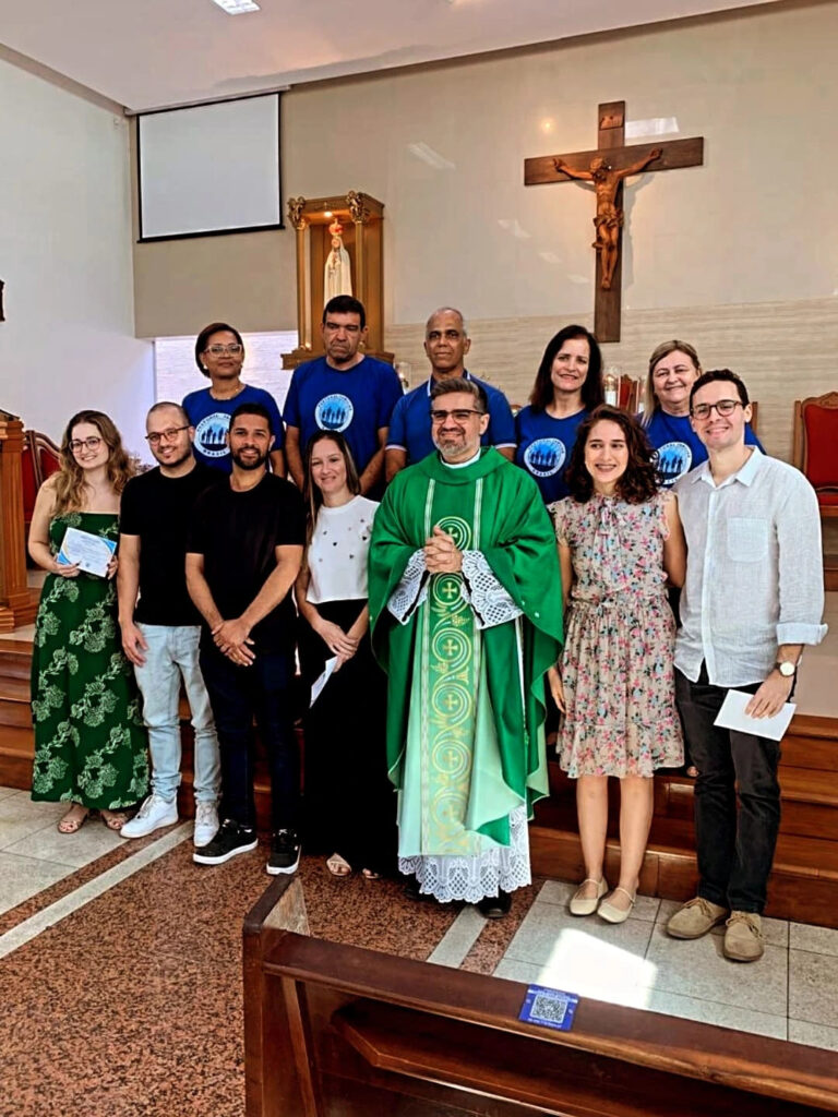 Paróquia São João Batista acolhe casais que concluíram a catequese pré-matrimonial
