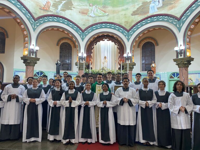 MINISTÉRIOS LEIGOS: Paróquia Senhor Bom Jesus acolhe novos coroinhas, cerimoniários e MEDSC