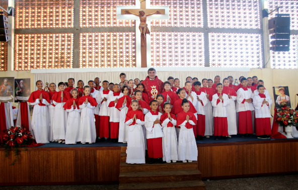 Italva: 47 crianças recebem investidura de coroinhas na Paróquia Nossa Senhora da Conceição