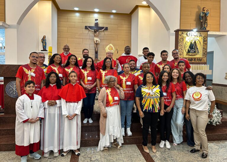 Bispo Dom Roberto Francisco realiza cerimônia do Crisma na Paróquia N.Sra. Aparecida
