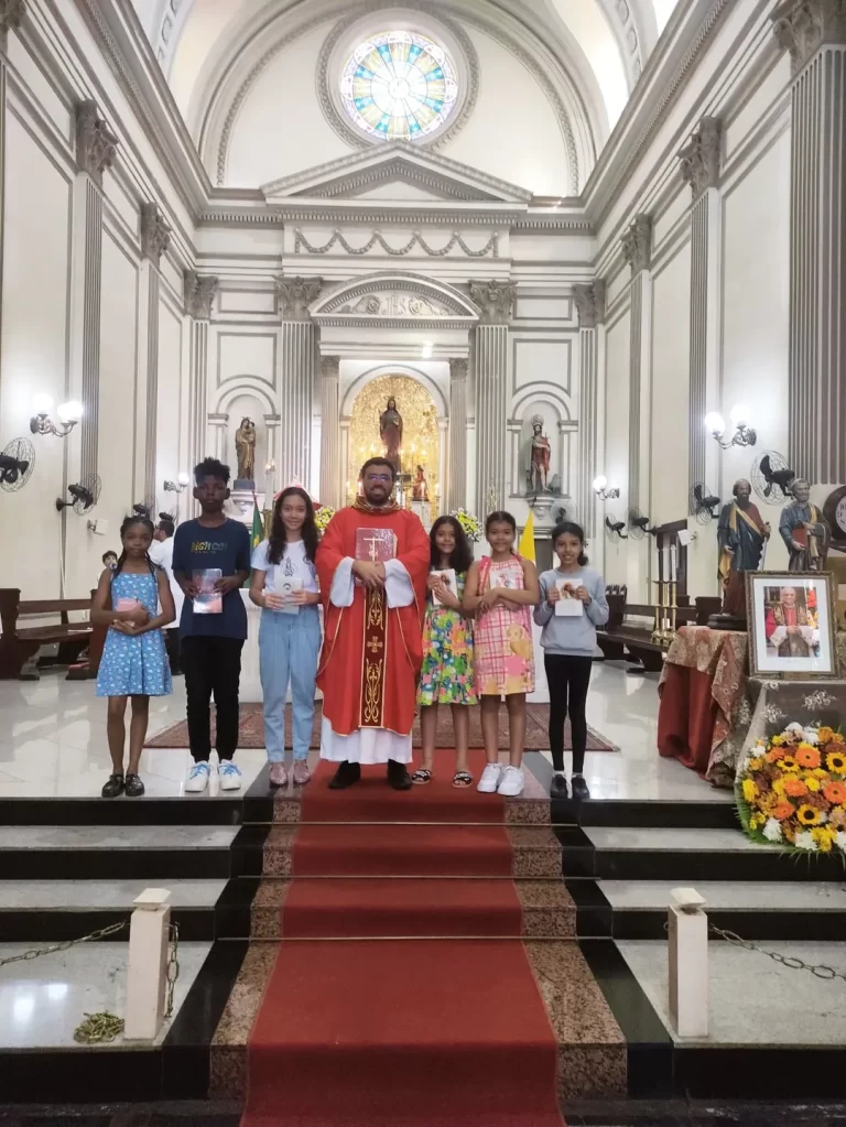 Catedral Basílica Menor do Santíssimo Salvador realiza entrega da Bíblia aos catequizandos