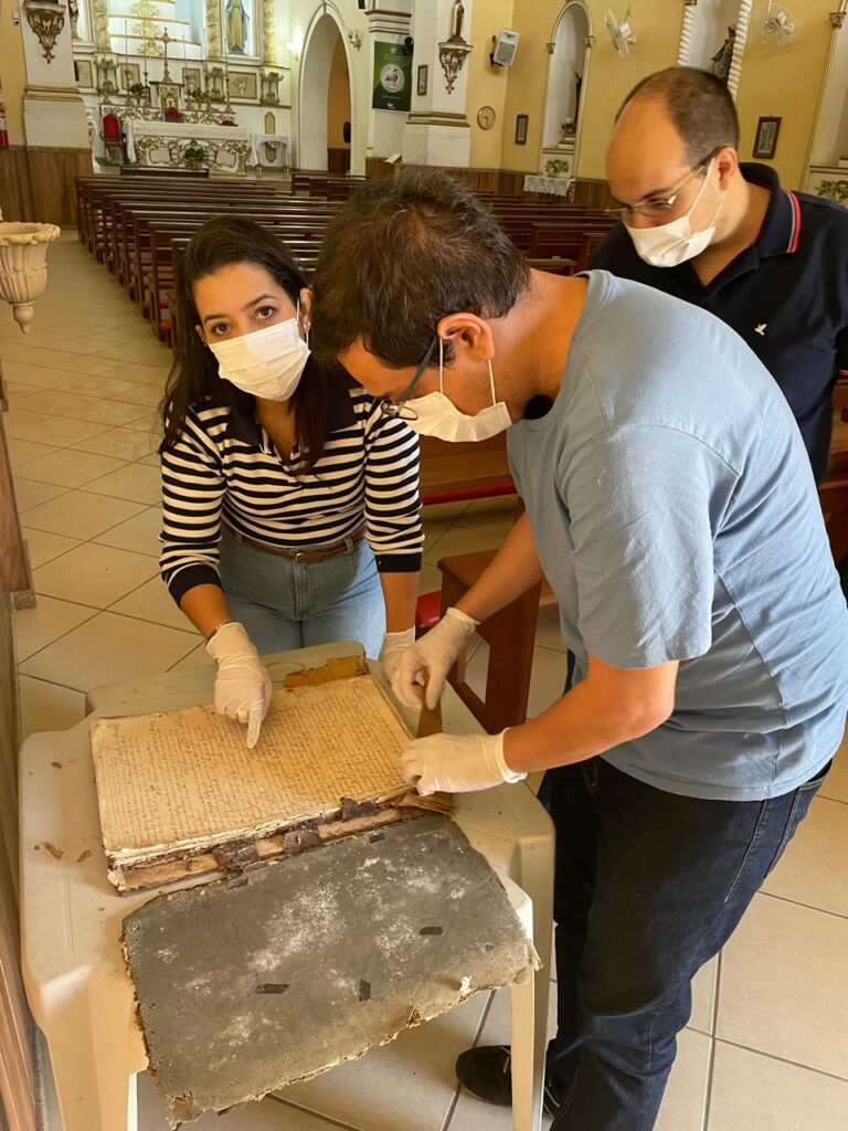 Arquivo Público orienta sobre armazenamento de livros históricos da Paróquia São Gonçalo