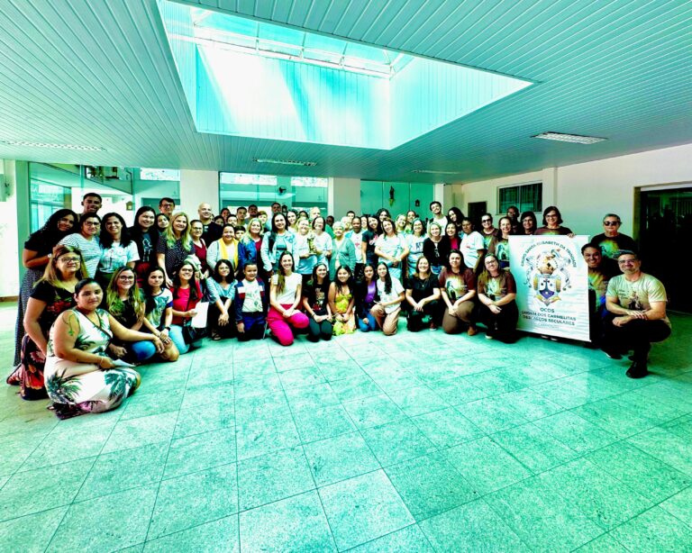 Fiéis participam de encontro para receber a imposição do Escapulário de Nossa Senhora do Carmo