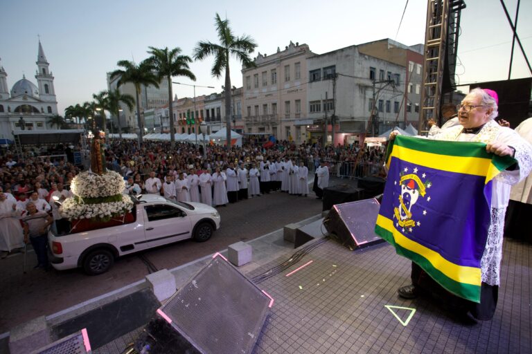 Procissão da 373ª Festa do Santíssimo Salvador reúne multidão de fiéis
