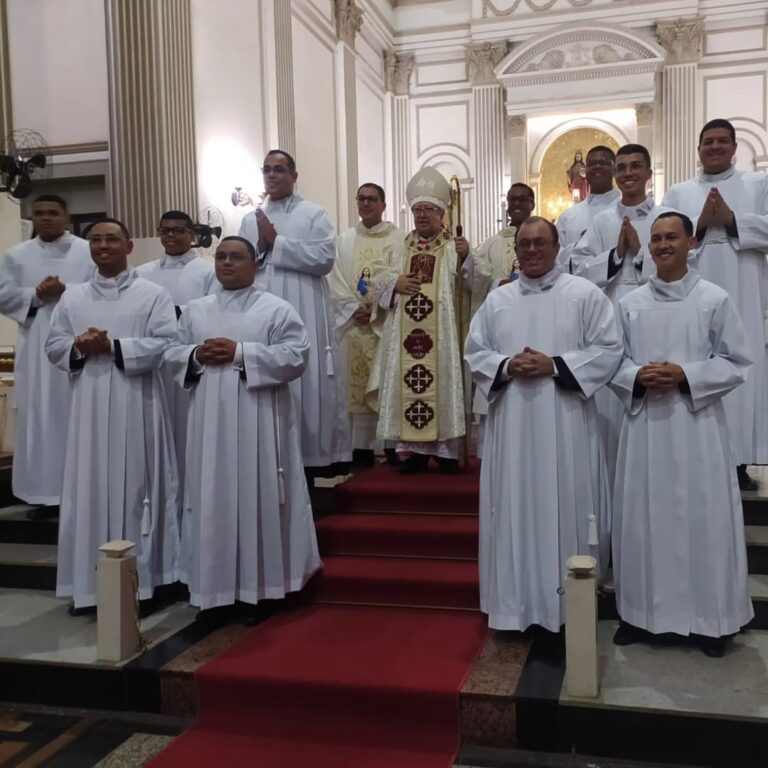 Bispo de Campos institui seminaristas nos ministérios de leitor e acólito