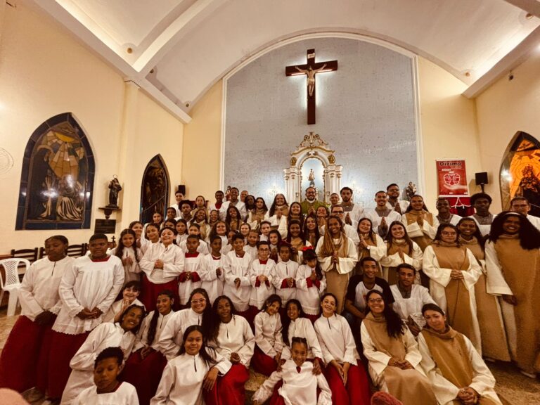 Quase-paróquia de Tocos investe novos coroinhas e cerimoniários