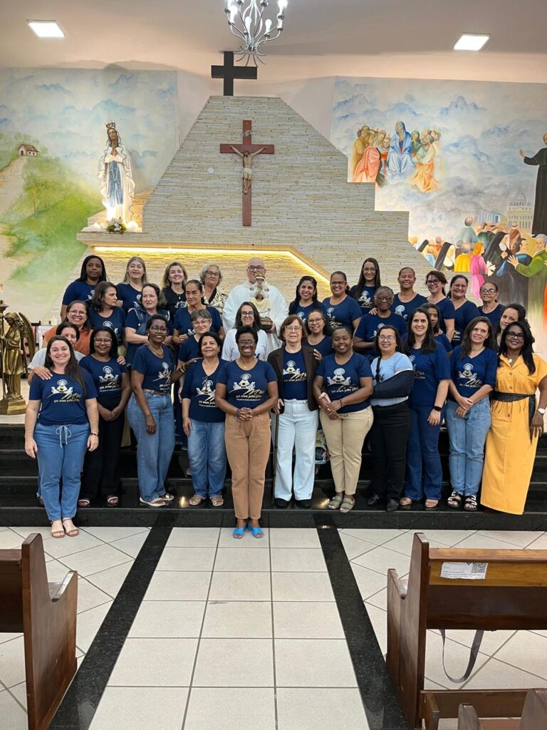 Integrantes do grupo Mãe que Oram pelos filhos participam da Paróquia Nossa Senhora de Lourdes