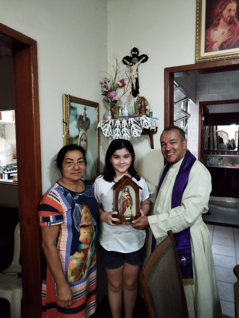 Campos: Moradores do bairro da Coroa recebem visita do oratório do Sagrado Coração de Jesus