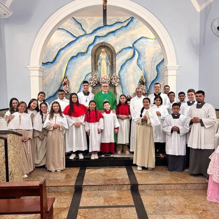 Paróquia de Baixa Grande investe novos servos e servas do altar