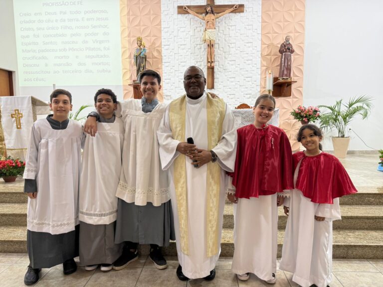Paróquia em São Fidélis, investe coroinhas, servos e servas do altar como esperança compromisso de missão e vocação na igreja