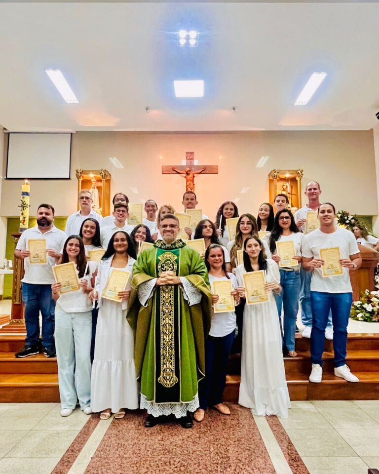 Jovens e adultos da Paróquia São João Batista recebem a Primeira Comunhão