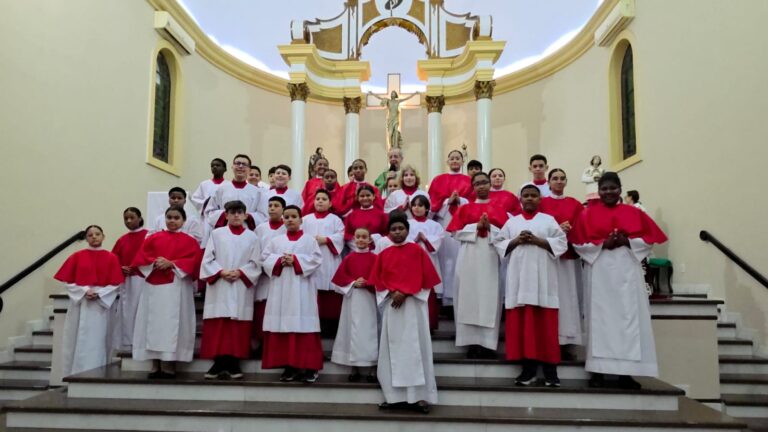 Paróquia São José do Avahy investe novos coroinhas durante a Santa Missa