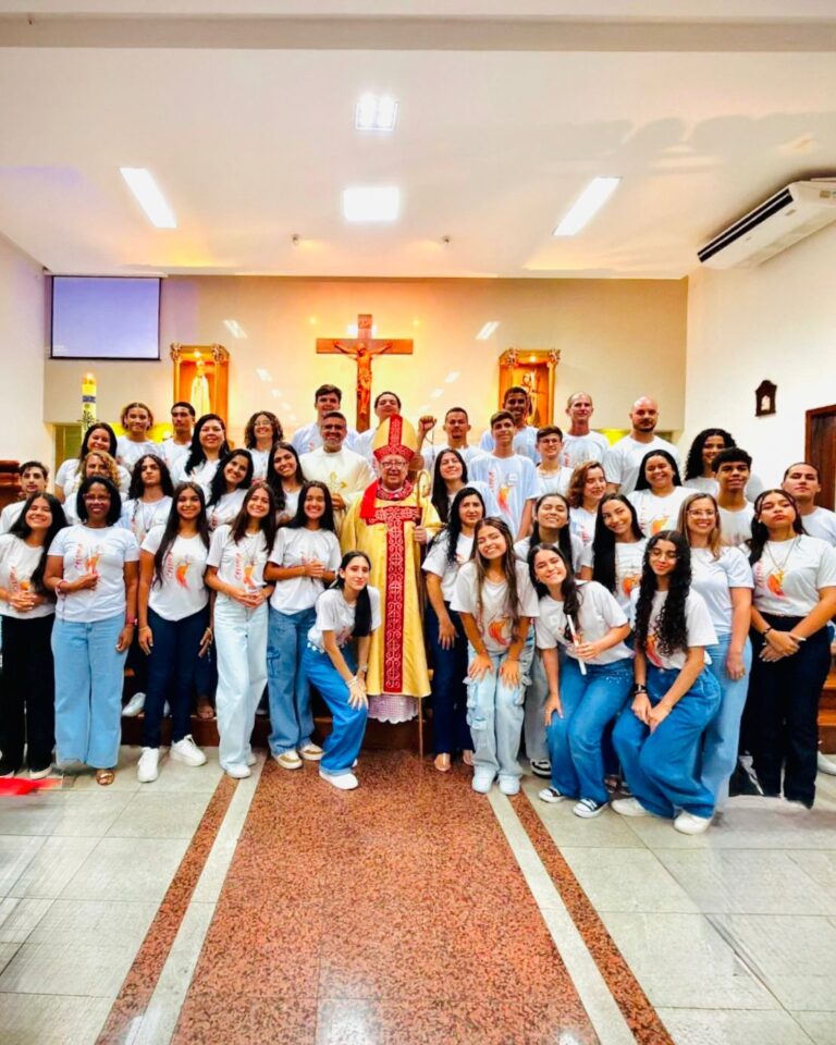 Bispo de Campos confere Sacramento da Crisma a jovens e adultos da Paróquia São João Batista