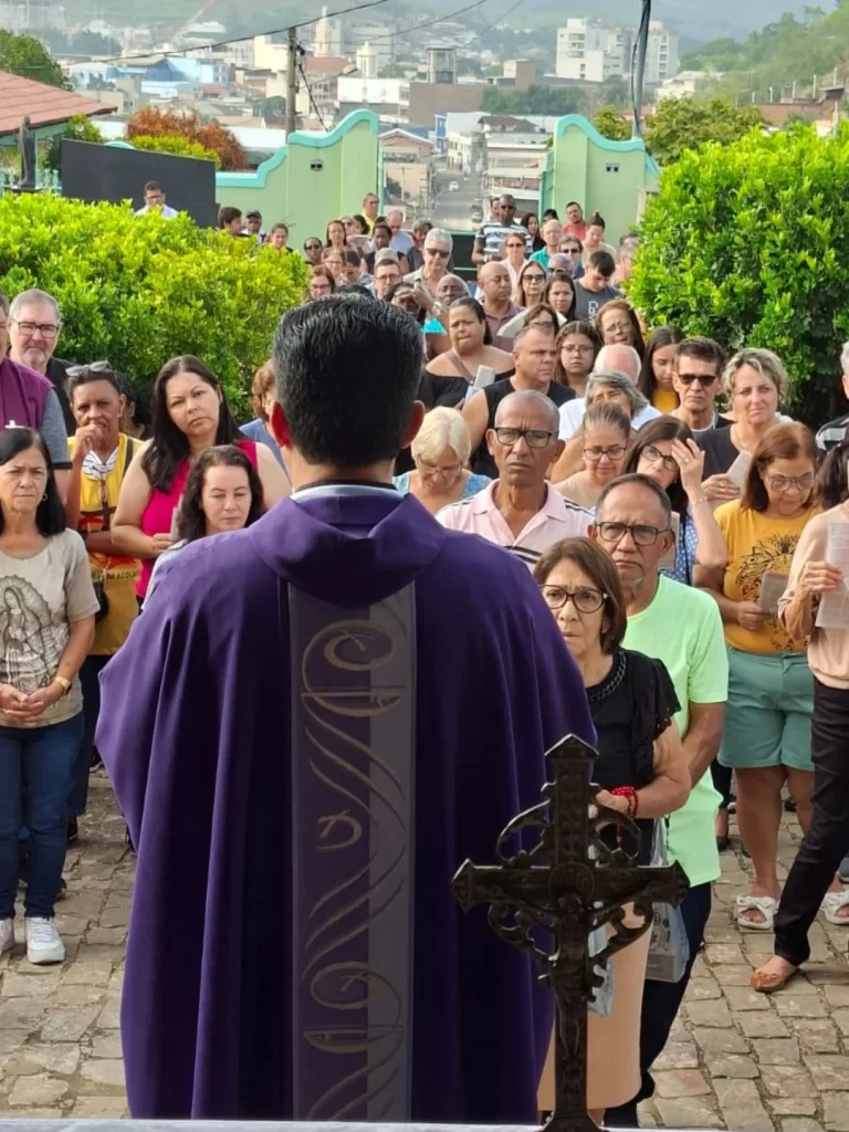 Fiéis participam das Missas da celebração dos Fiéis Defuntos na Diocese de Campos
