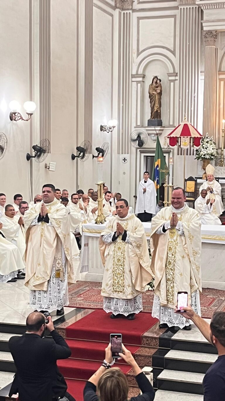 Diocese de Campos celebra ordenação de três novos sacerdotes na Catedral do Santíssimo Salvador