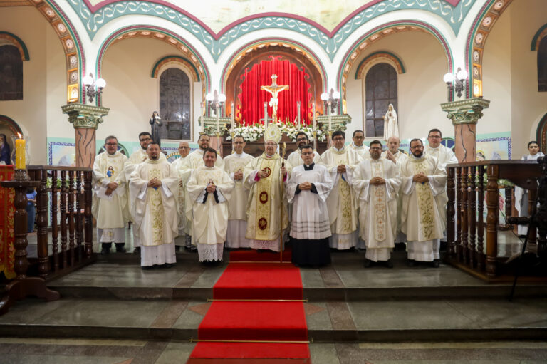 Bispo de Campos presidiu Missa de Dedicação e Bênção do Altar da Igreja Matriz Senhor Bom Jesus