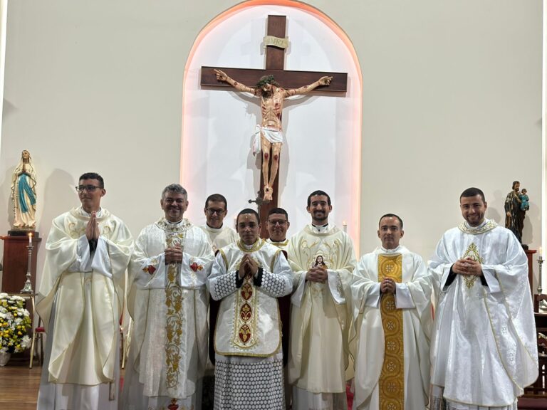 Fiéis da Paróquia São José participam da Primeira Missa do Pe. Elyvelton