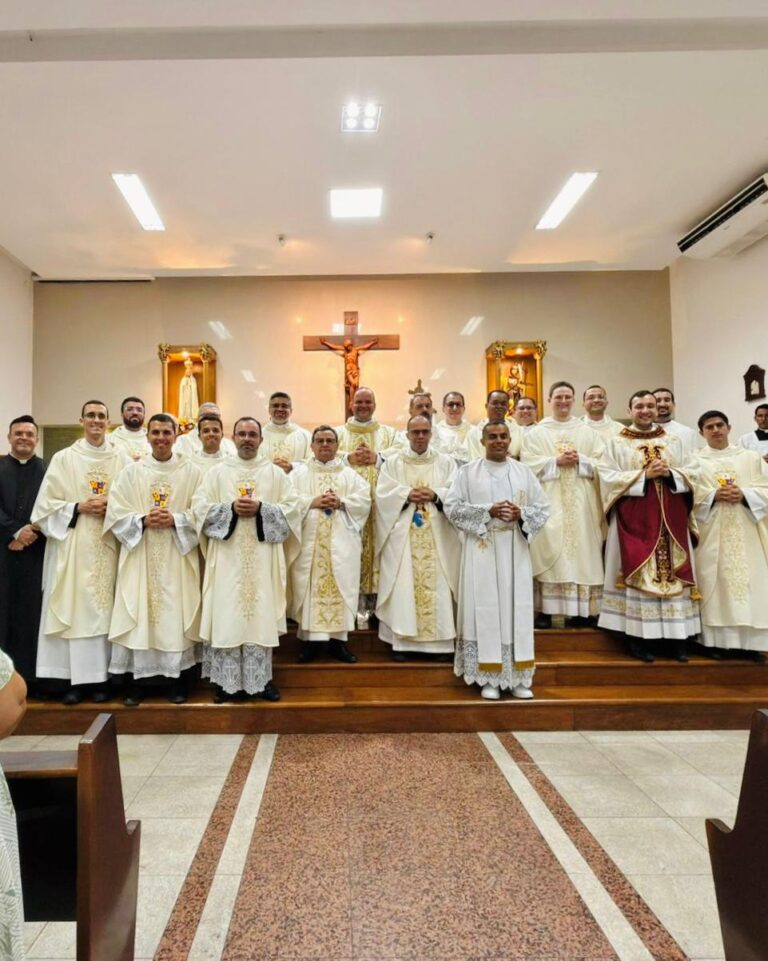 Fiéis da Paróquia São João Batista participam da primeira Missa de neo-sacerdote Pe. Vinícios