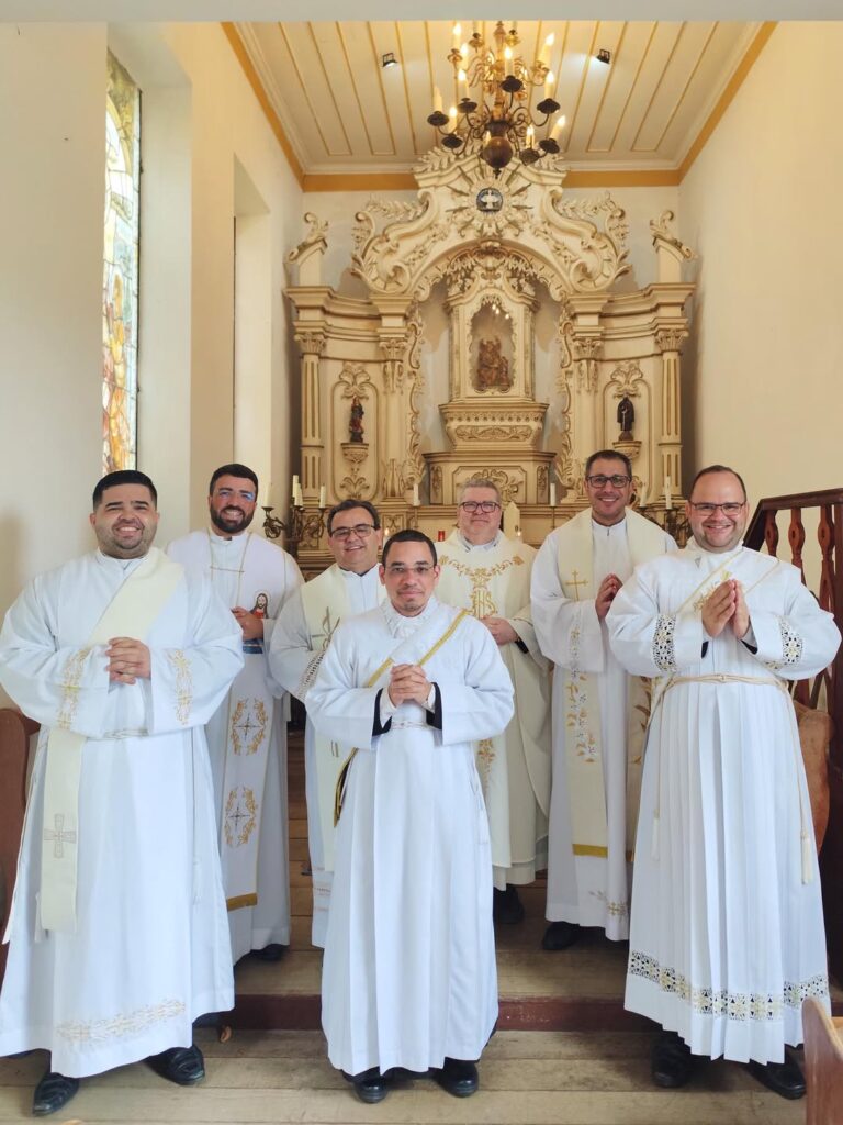 Diáconos participam de Retiro Espiritual em preparação para a ordenação