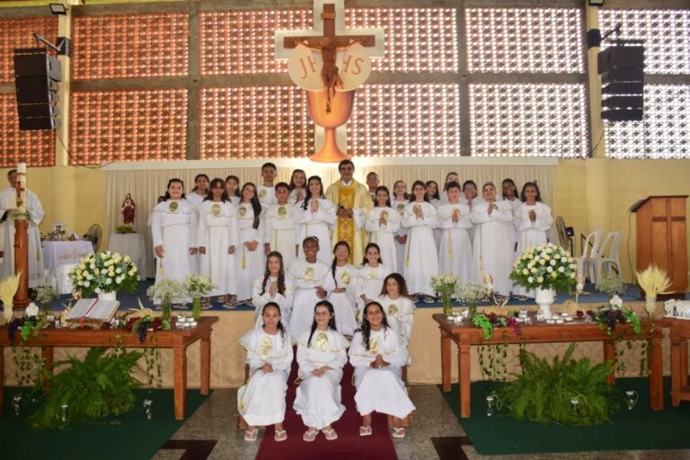Momentos de fé e emoção na paróquia de Italva com Primeira Comunhão de adolescentes