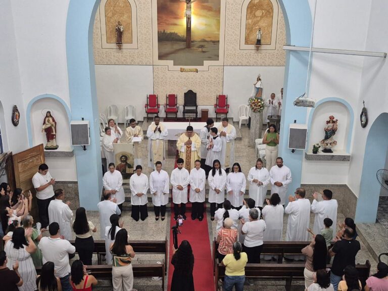 Vigário Geral investe novos ministros extraordinários da distribuição da sagrada comunhão, institui leitores e acólitos em Morro do Coco