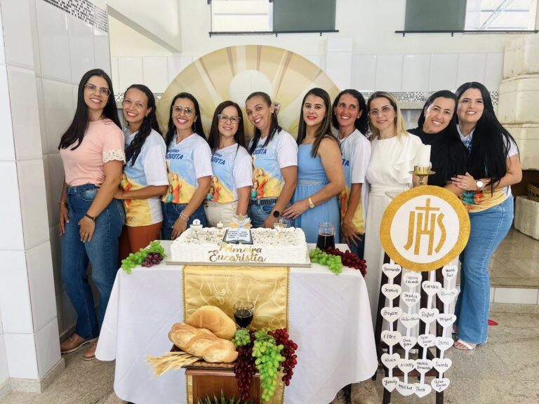 Crianças e adolescentes recebem primeira eucaristia em Morro do Coco