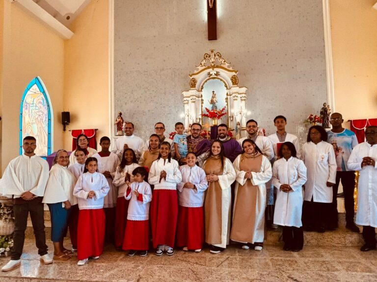 Fiéis celebram o primeiro aniversário sacerdotal dos padres Julio e Romário