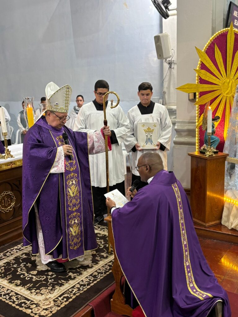 Dom Roberto dá posse ao Pe. Maxwell como diretor do Colégio Fidelense II, em Cambuci