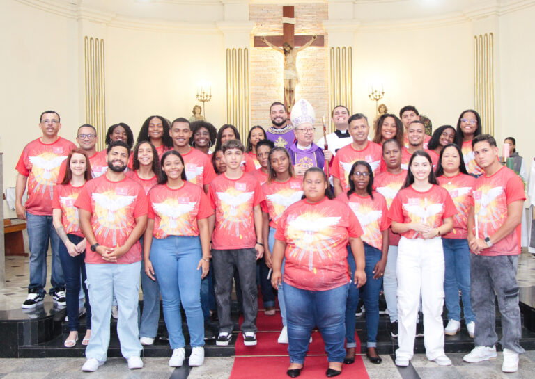 Jovens e adultos recebem o Sacramento da Crisma na Paróquia Imaculado Coração de Maria, em Ururaí