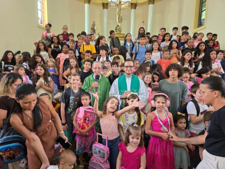 Paróquia de Itaperuna promove bênção de mochilas e material escolar