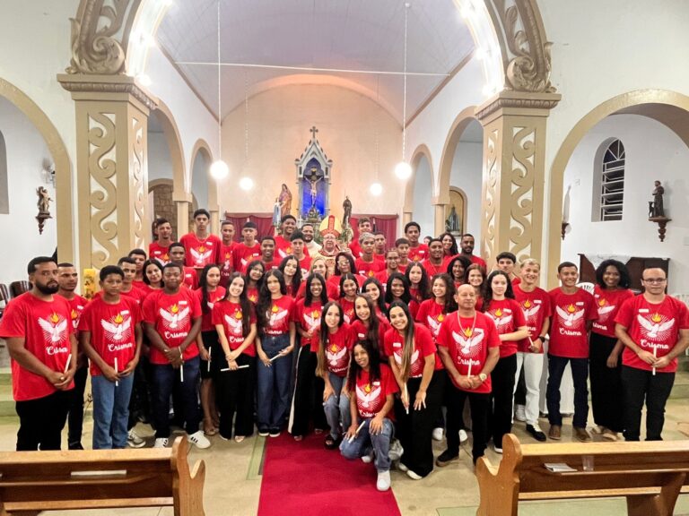 Bispo de Campos conferiu o Sacramento da Crisma a 51 jovens e adultos em Rosal